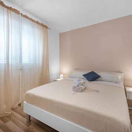 Feriehus Four-bedroom In Slivno (Sibenik-Knin)