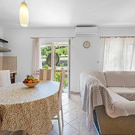 Four-bedroom In Nyaraló Slivno