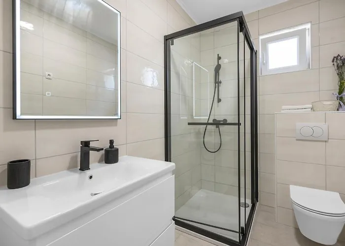 Four-bedroom In 別荘 Slivno