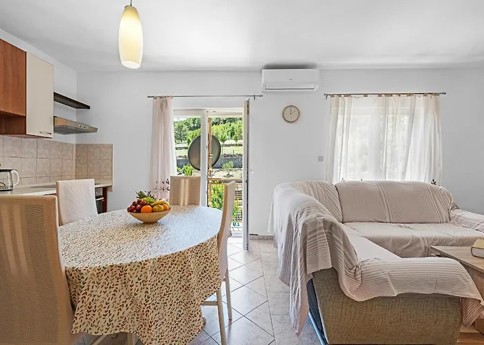 Four-bedroom In 別荘 Slivno